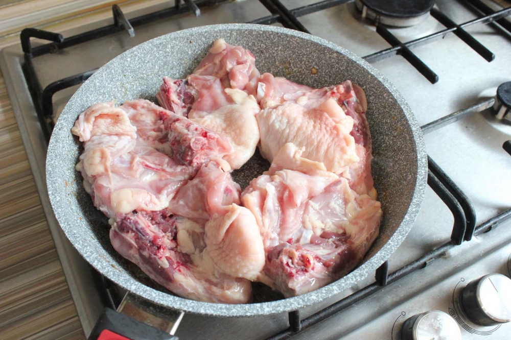Куриные бедра в духовке под луково-сырным соусом