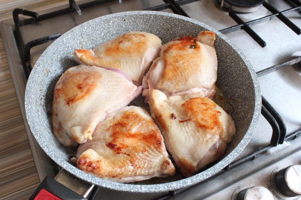 Куриные бедра в духовке под луково-сырным соусом