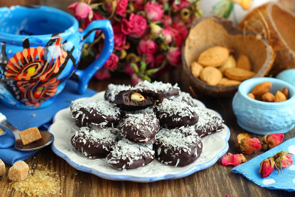 Чернослив в шоколаде с миндалем и кокосом