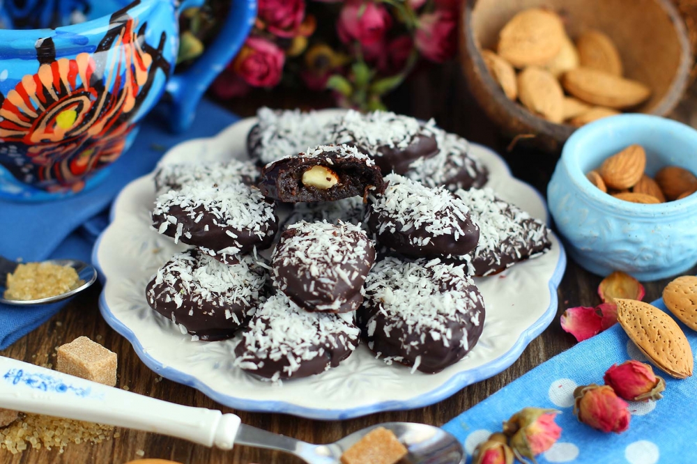 Чернослив в шоколаде с миндалем и кокосом