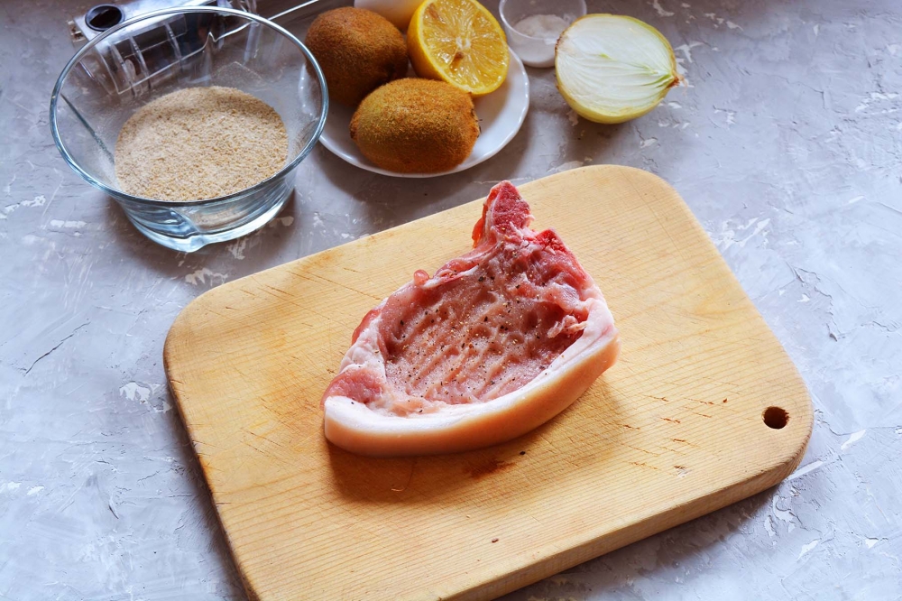 Корейка свиная на кости под соусом из киви