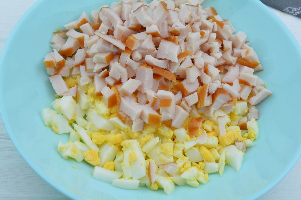 Салат с копченой с курицей и ананасами рецепт с фото