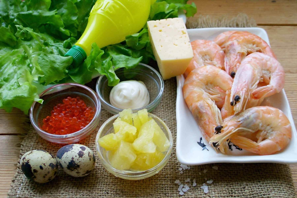Салат с креветками и ананасом Комплимент