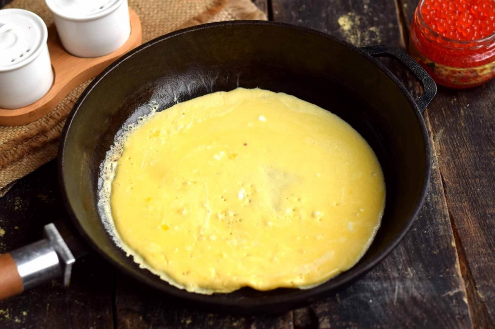 Закуска из яичных блинчиков с сыром и икрой