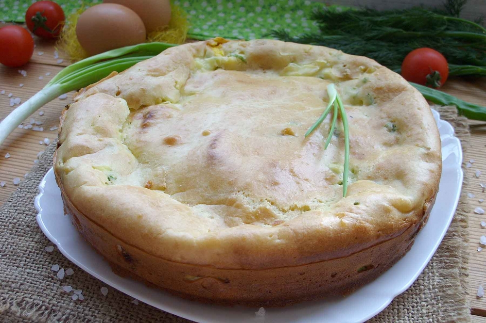 Заливной пирог с луком и яйцом на сметане