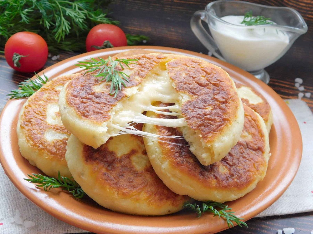 Драники уже не в моде: рецепт хрустящей картофельной лепешки с сыром и зеленью - ЗНАЙ ЮА