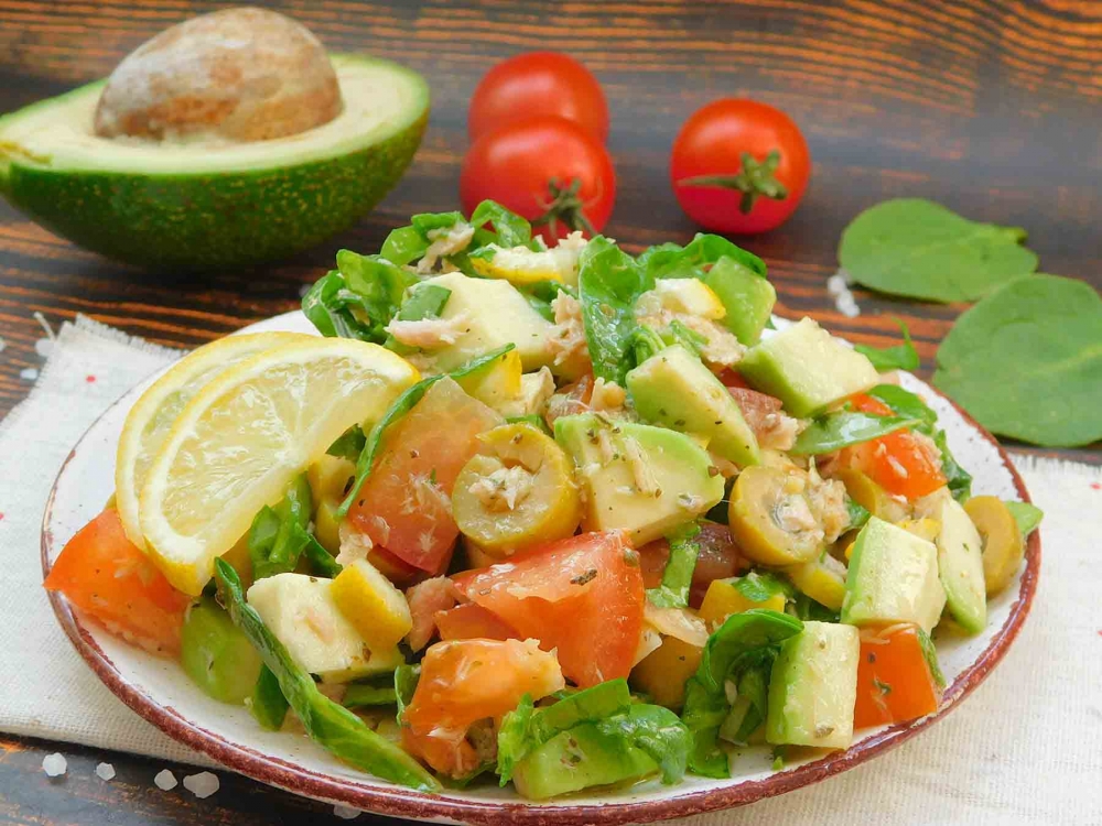Салат с тунцом и авокадо