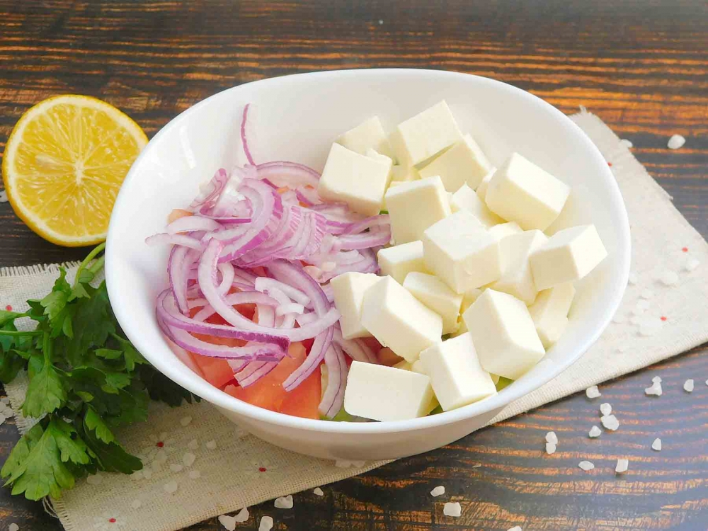 Салат с тунцом и сыром
