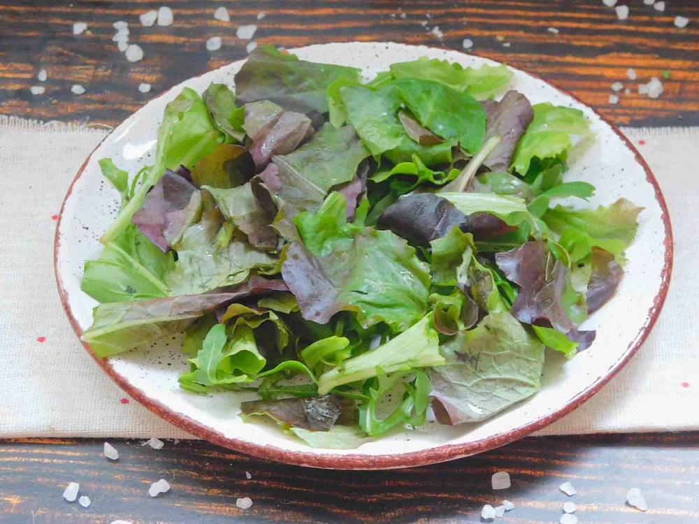 Салат с тунцом и листьями салата
