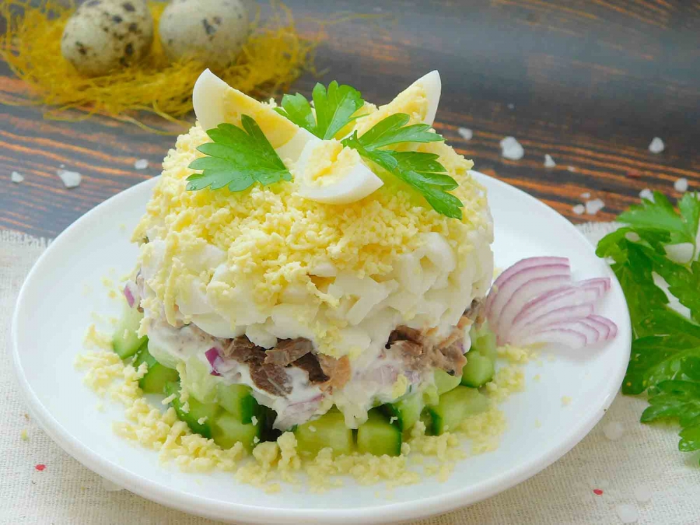 Салат с тунцом и огурцом и яйцом