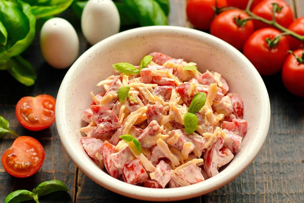 Салат Гусарский (салат с помидорами, сыром и колбасой)