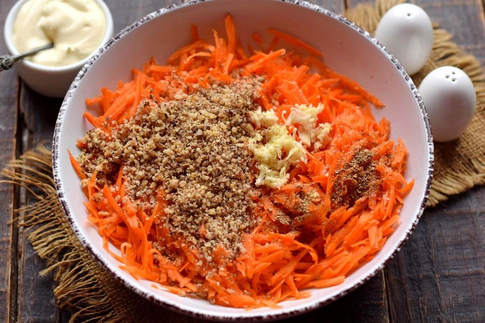 Салат из моркови с чесноком и грецким орехом
