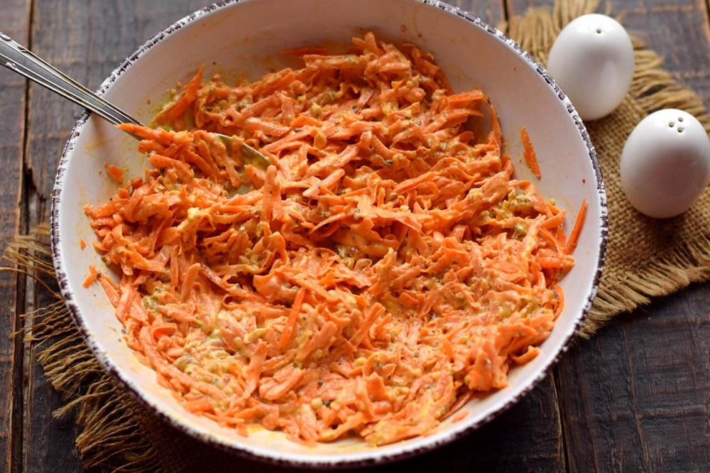 Салат из моркови с чесноком и грецким орехом
