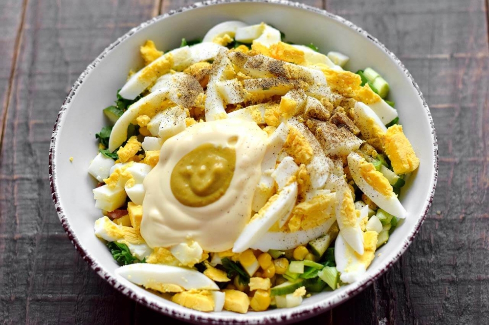 Салат с кукурузой и колбасой
