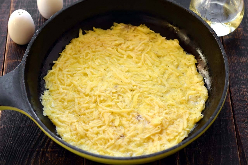 Картофельная лепешка с колбасой и сыром