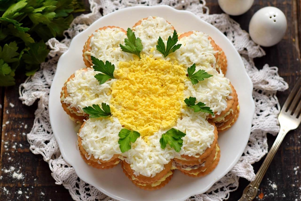 Закусочный торт-салат из крекеров
